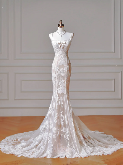 Zeitloses langes Brautkleid im Meerjungfrauenstil mit Spaghettiträgern, ärmellos, aus Spitze, mit Perlen und Schleppe, Modell AQ010
