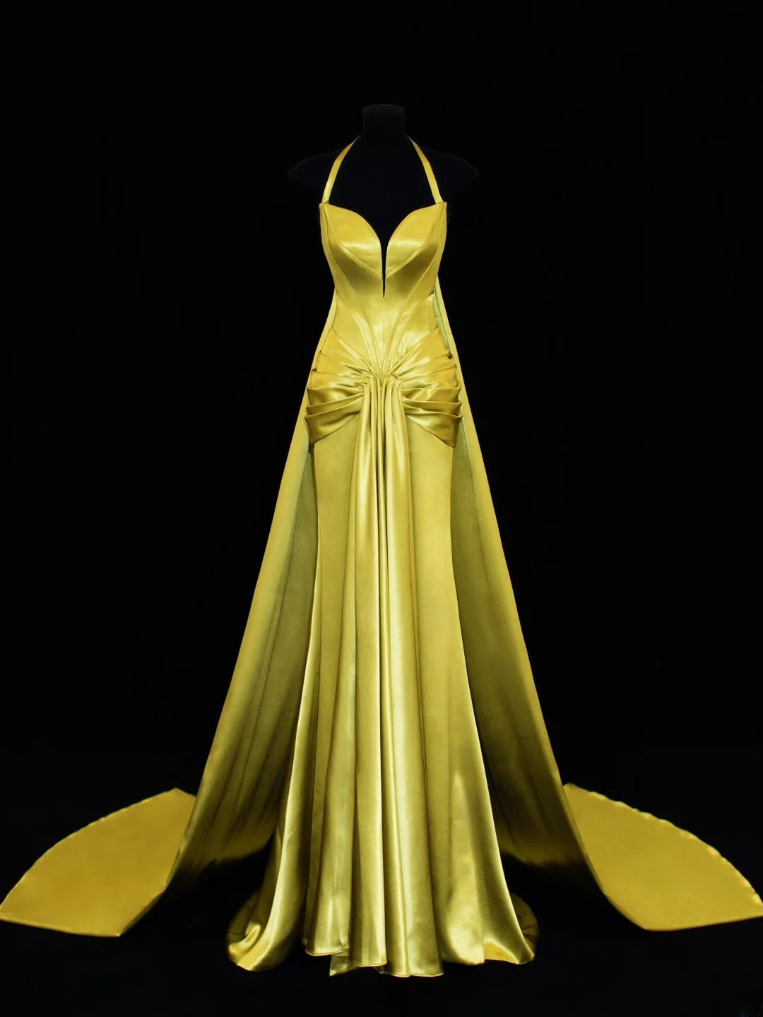 Elegantes, schlichtes Meerjungfrauen-Abendkleid mit Neckholder, goldfarbenem Herzausschnitt und Cape-Stil – ein beeindruckendes langes Abendkleid für festliche Anlässe (SA011).