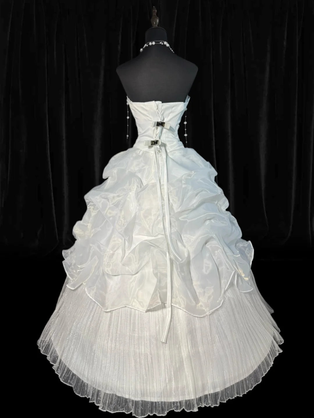 Zeitloses, trägerloses, ärmelloses Ballkleid aus weißem Organza mit Stufenrock, Falten und Spitze, langes Vintage-Korsett, figurbetont, im Stil der 1920er Jahre, Hochzeitskleid AS011
