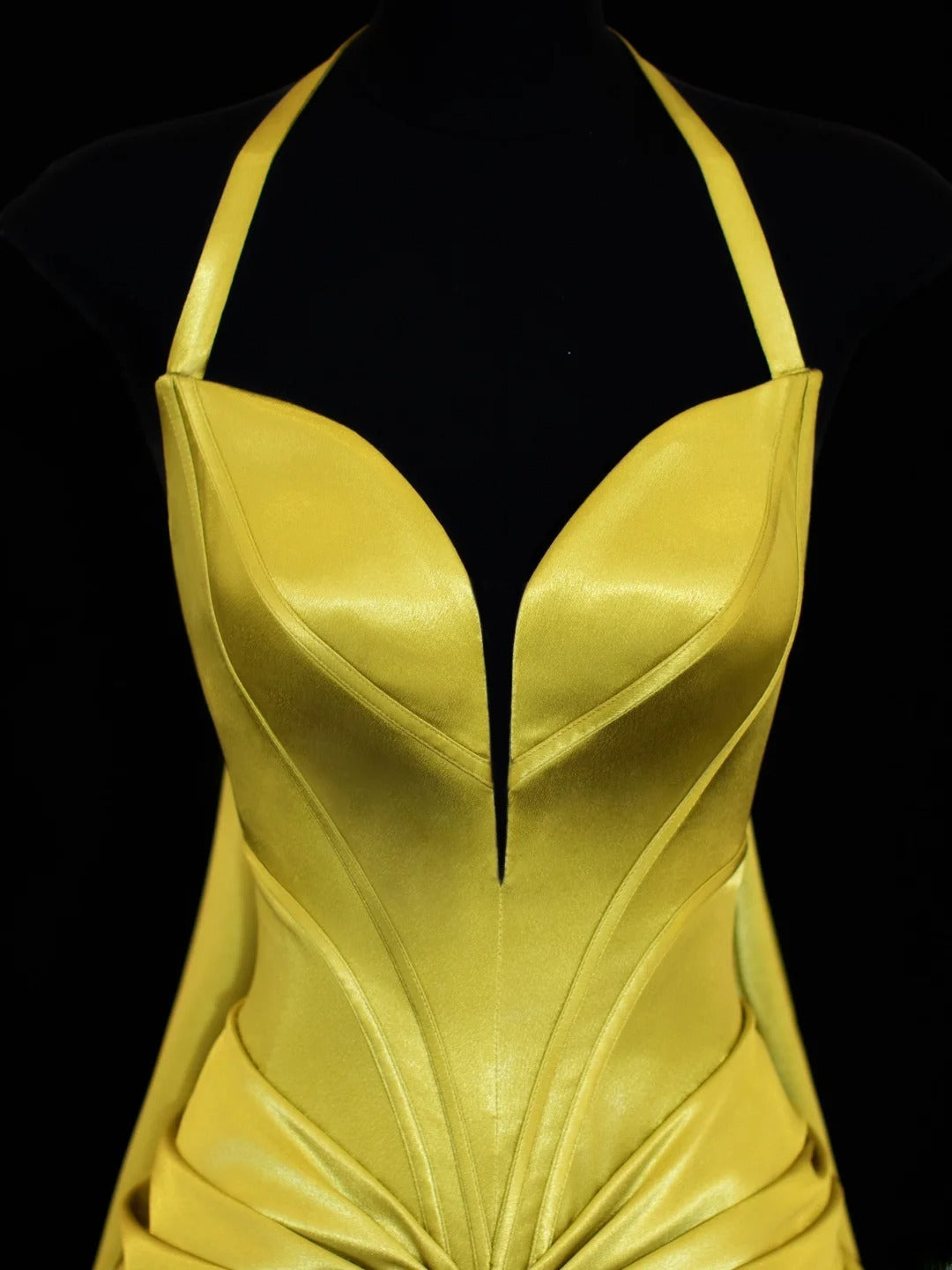 Elegantes, schlichtes Meerjungfrauen-Abendkleid mit Neckholder, goldfarbenem Herzausschnitt und Cape-Stil – ein beeindruckendes langes Abendkleid für festliche Anlässe (SA011).