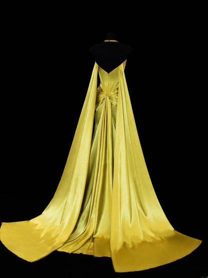 Elegantes, schlichtes Meerjungfrauen-Abendkleid mit Neckholder, goldfarbenem Herzausschnitt und Cape-Stil – ein beeindruckendes langes Abendkleid für festliche Anlässe (SA011).
