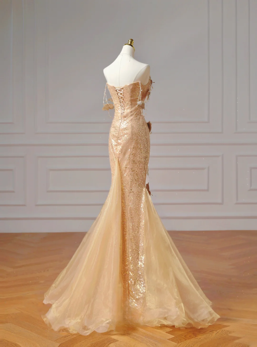Elegantes, trägerloses Meerjungfrauen-Abendkleid mit goldenen Pailletten und Schmetterlingsmotiv – ein beeindruckendes, langes Abendkleid für Teenager und Schülerinnen (AQ012).