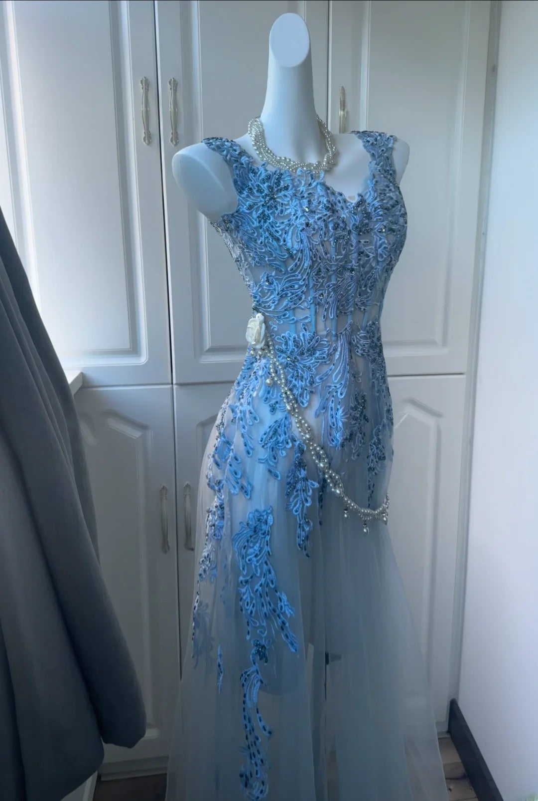 Robe de bal longue sans manches en tulle bleu ciel clair, coupe trapèze, col en V, style modeste, pour fin d'études secondaires (AS012)