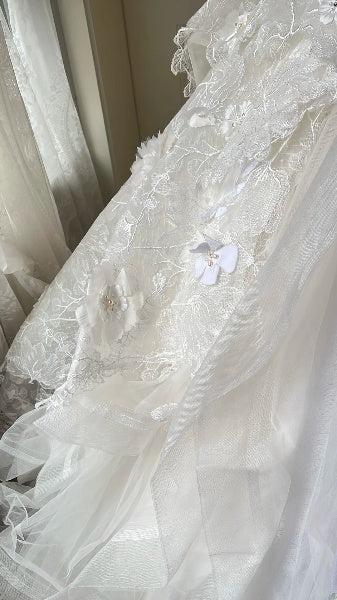 Weißes Quinceanera-Ballkleid zum 15. Geburtstag, U-Ausschnitt, gestufte Spitzenlagen, langes Festkleid RC0382