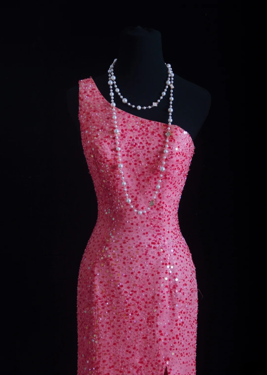 Vintage-Abendkleider im Stil der 90er Jahre: Elegantes Etuikleid mit One-Shoulder-Schnitt, rosa Pailletten, langes Partykleid AS012