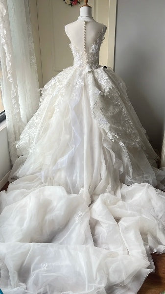 Weißes Quinceanera-Ballkleid zum 15. Geburtstag, U-Ausschnitt, gestufte Spitzenlagen, langes Festkleid RC0382
