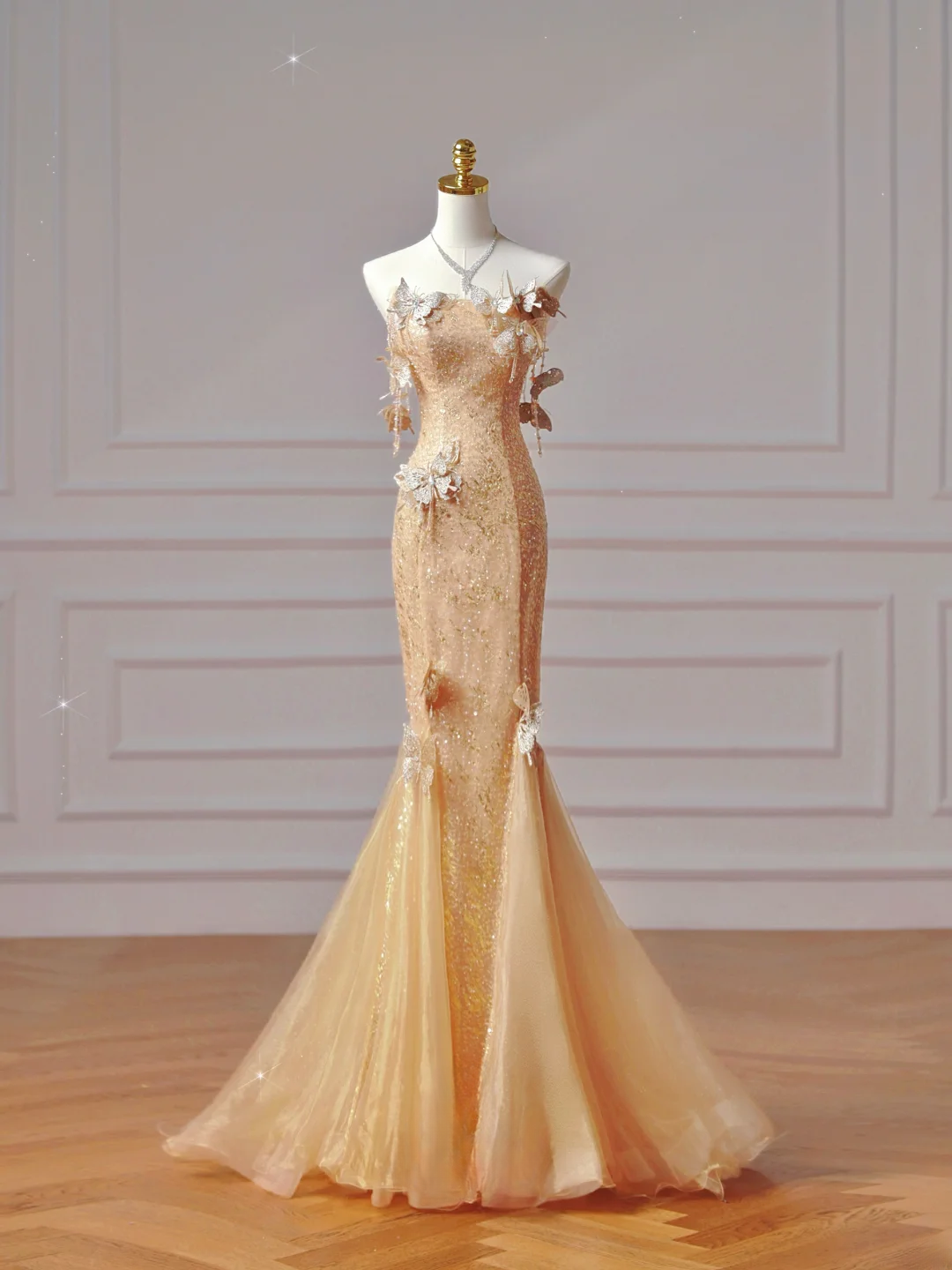 Elegantes, trägerloses Meerjungfrauen-Abendkleid mit goldenen Pailletten und Schmetterlingsmotiv – ein beeindruckendes, langes Abendkleid für Teenager und Schülerinnen (AQ012).