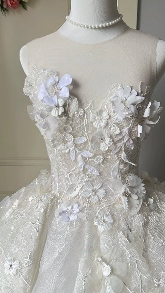 Weißes Quinceanera-Ballkleid zum 15. Geburtstag, U-Ausschnitt, gestufte Spitzenlagen, langes Festkleid RC0382