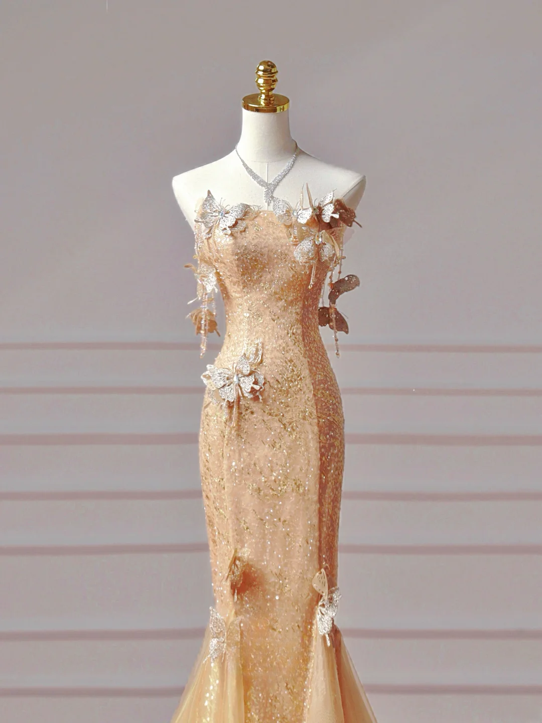 Elegantes, trägerloses Meerjungfrauen-Abendkleid mit goldenen Pailletten und Schmetterlingsmotiv – ein beeindruckendes, langes Abendkleid für Teenager und Schülerinnen (AQ012).
