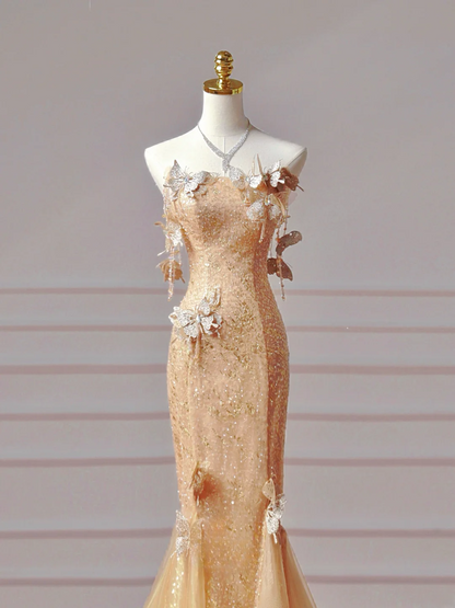 Elegantes, trägerloses Meerjungfrauen-Abendkleid mit goldenen Pailletten und Schmetterlingsmotiv – ein beeindruckendes, langes Abendkleid für Teenager und Schülerinnen (AQ012).