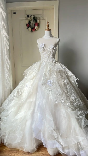 Weißes Quinceanera-Ballkleid zum 15. Geburtstag, U-Ausschnitt, gestufte Spitzenlagen, langes Festkleid RC0382