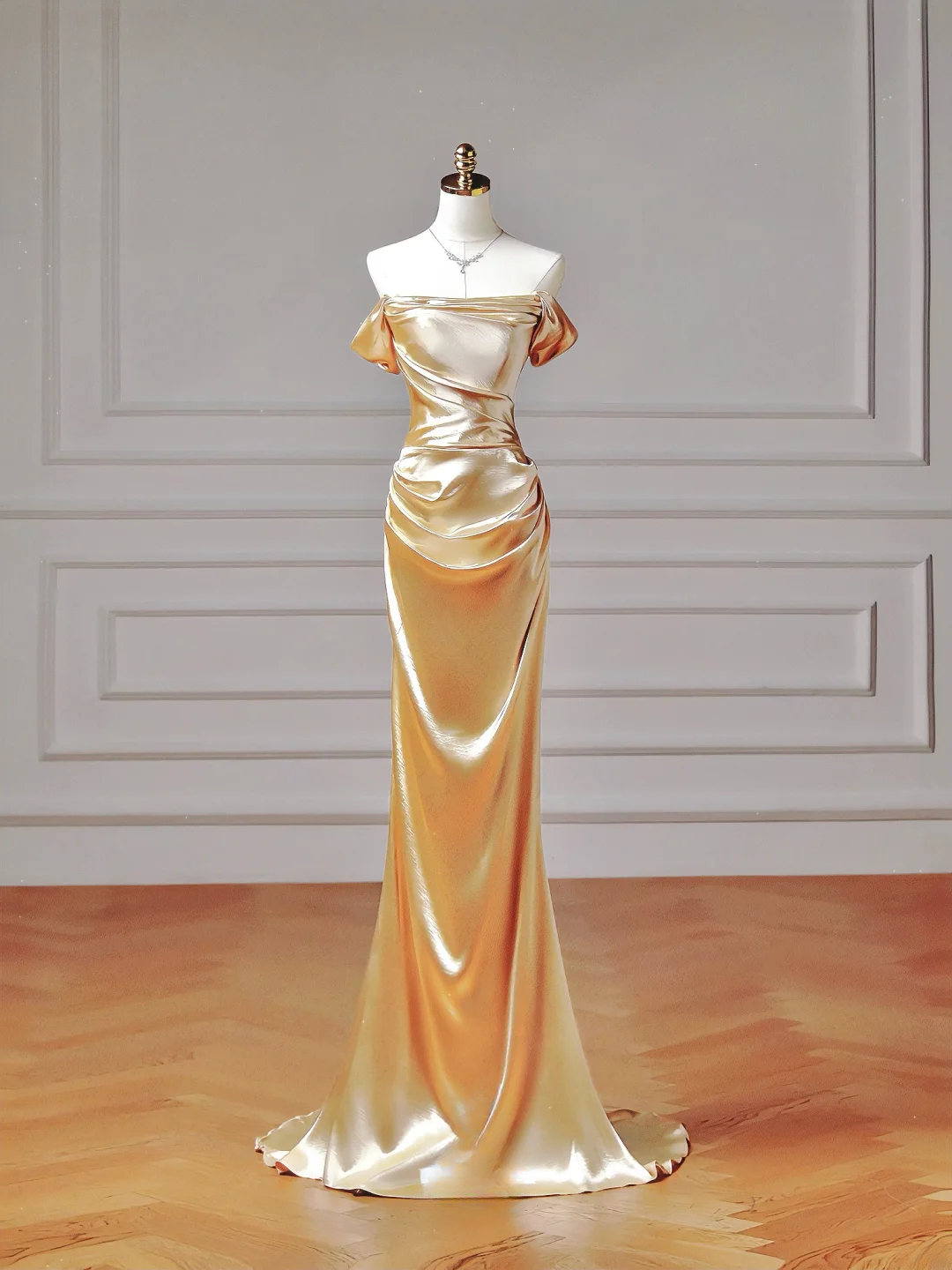 Elegantes, ästhetisches Meerjungfrauen-Abendkleid mit schulterfreiem Rock und Falten in Gold – ein beeindruckendes, langes Abendkleid für Teenager und Schülerinnen (AQ013).