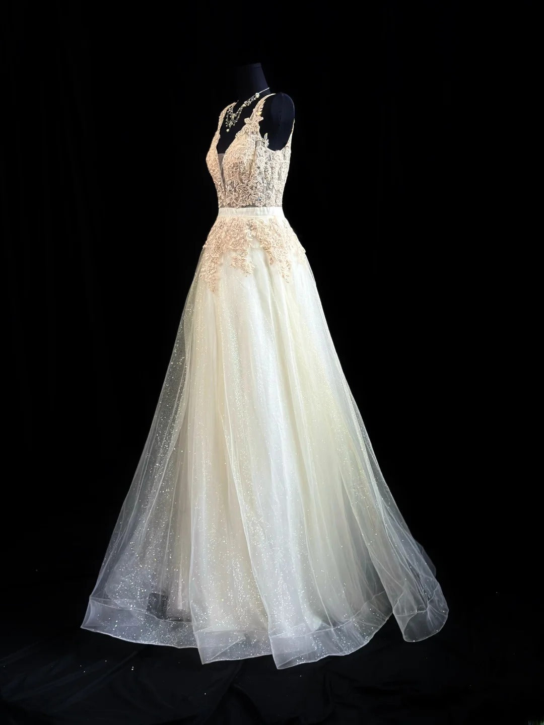 Refined Prom Dresses A Line V Neckline White Tulle With Appliqued Evening Dress Formal Outfits RB5824