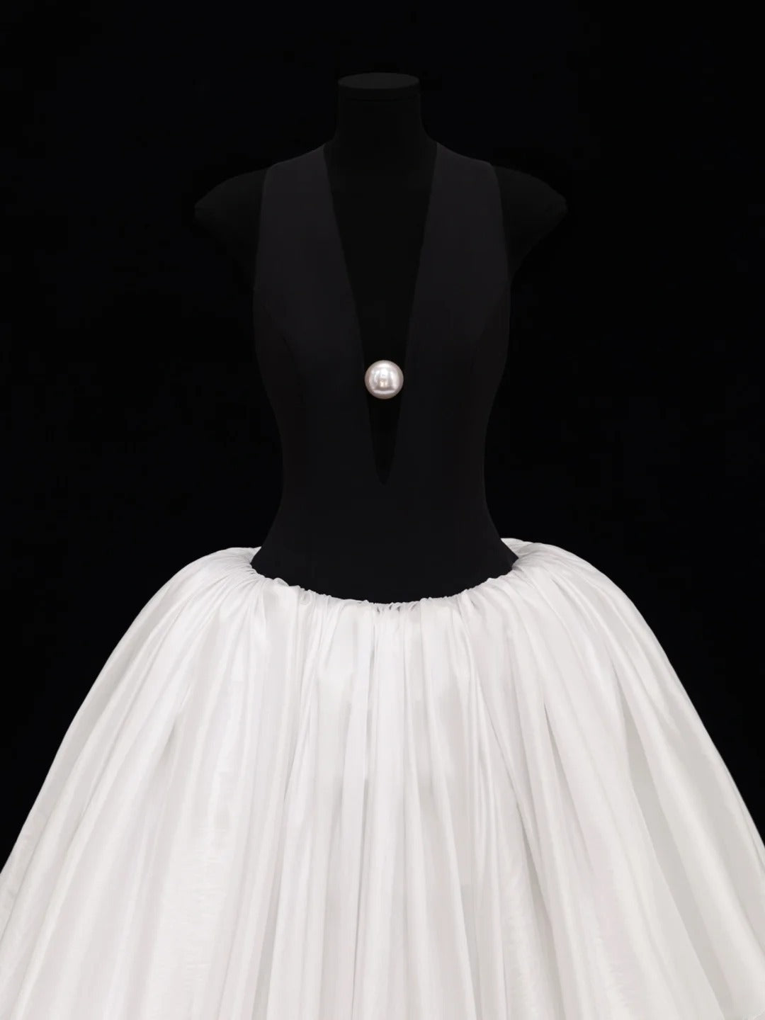 Ballkleider, elegante Abiballkleider mit V-Ausschnitt und Faltenwurf, beeindruckende schwarze Oberteile, weiße lange Abiballkleider, Partykleider, formelle Kleider SA014