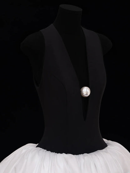 Ballkleider, elegante Abiballkleider mit V-Ausschnitt und Faltenwurf, beeindruckende schwarze Oberteile, weiße lange Abiballkleider, Partykleider, formelle Kleider SA014