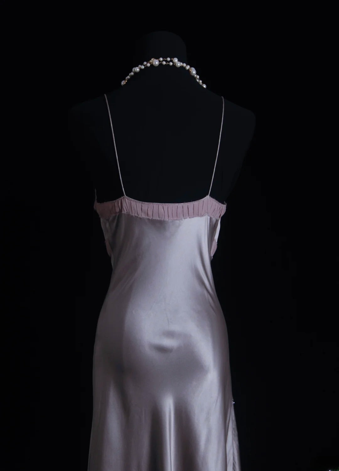 Robe de bal vintage années 90, coupe sirène, bretelles spaghetti, gris argenté, longueur mi-longueur, référence AS015