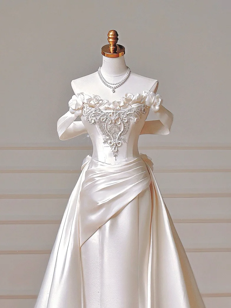 Robe de mariée longue et romantique, style sirène, épaules dénudées, en satin plissé, avec manches, référence AQ015