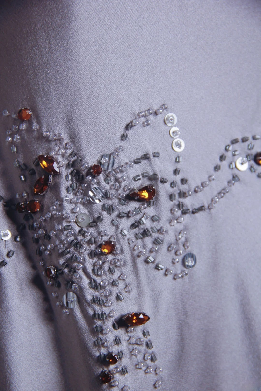 Robe de bal vintage années 90, coupe sirène, bretelles spaghetti, gris argenté, longueur mi-longueur, référence AS015