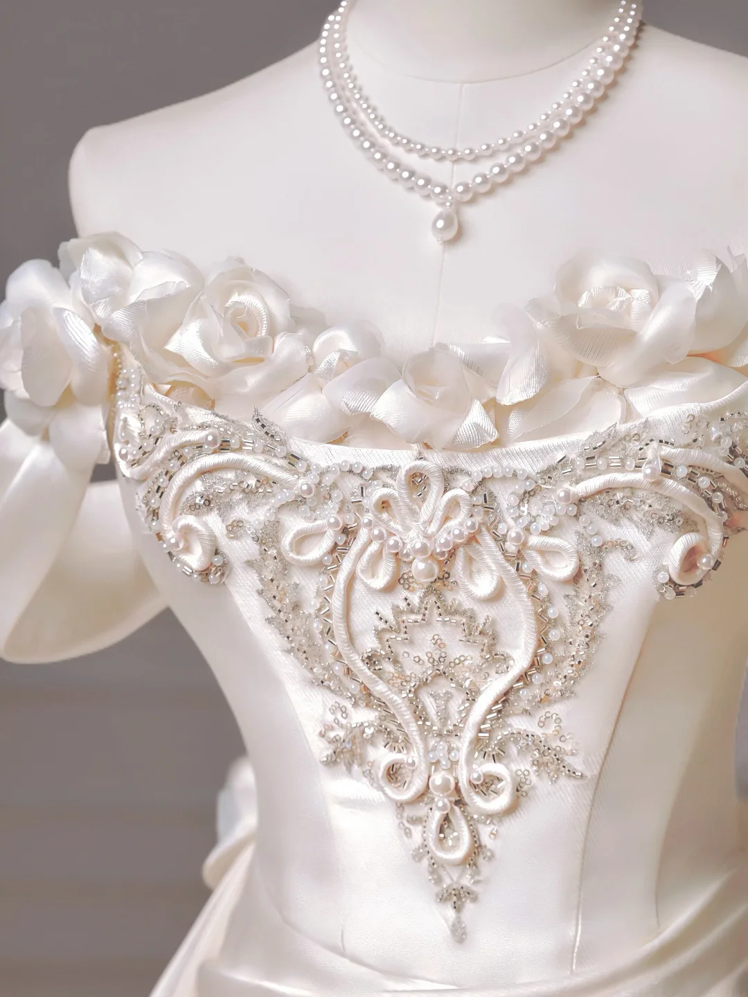 Robe de mariée longue et romantique, style sirène, épaules dénudées, en satin plissé, avec manches, référence AQ015