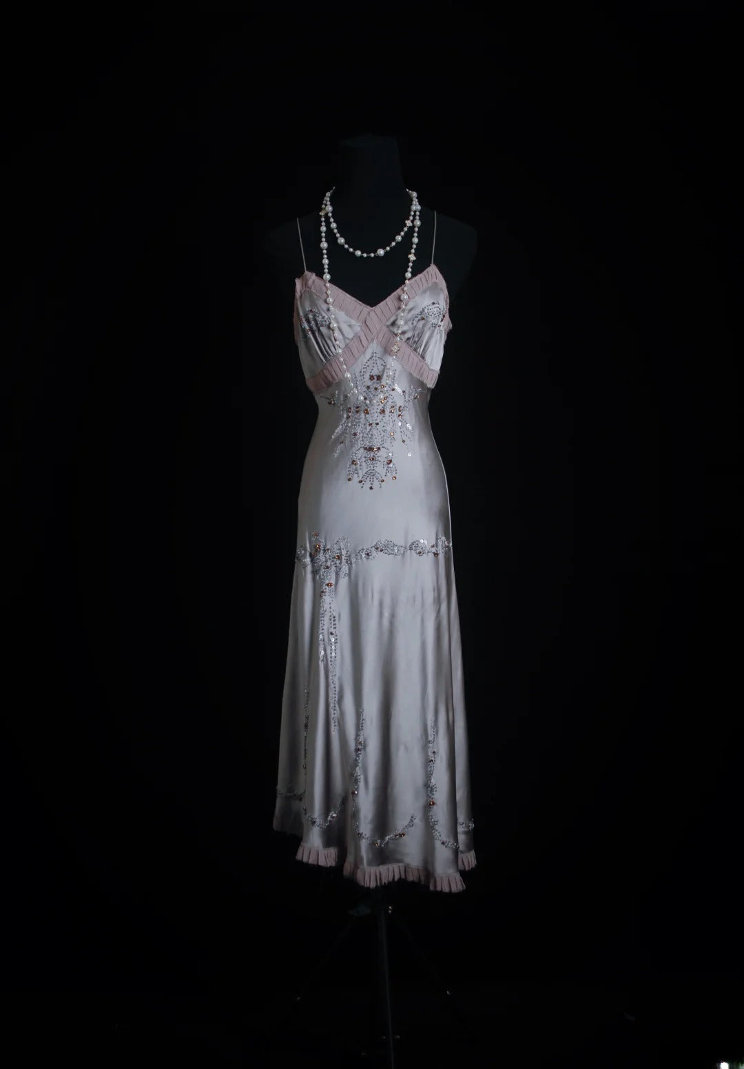 Robe de bal vintage années 90, coupe sirène, bretelles spaghetti, gris argenté, longueur mi-longueur, référence AS015