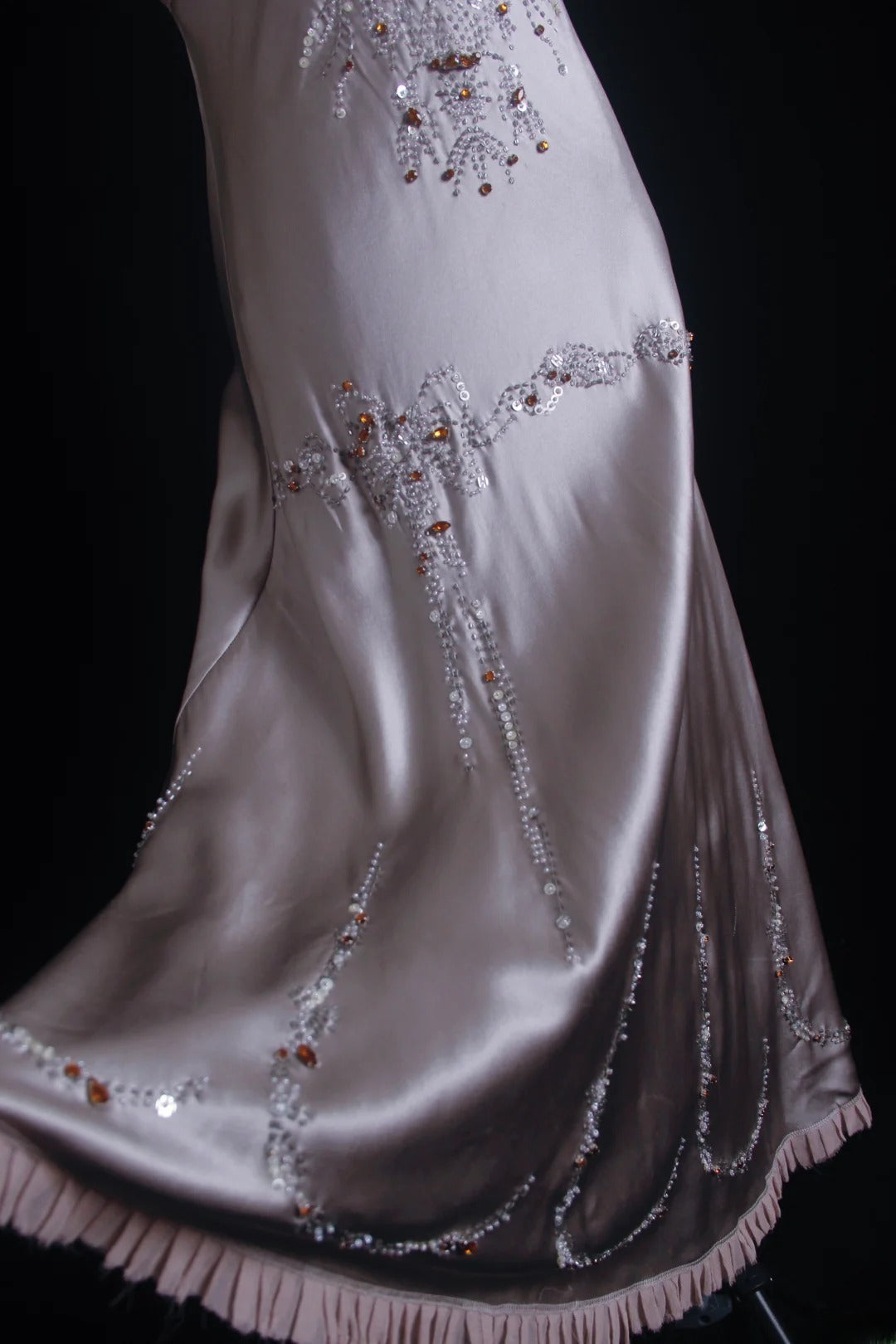 Robe de bal vintage années 90, coupe sirène, bretelles spaghetti, gris argenté, longueur mi-longueur, référence AS015