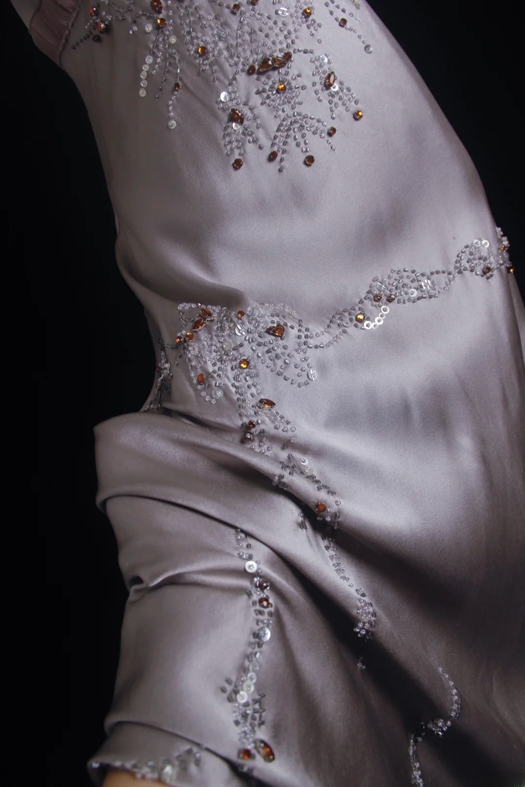 Robe de bal vintage années 90, coupe sirène, bretelles spaghetti, gris argenté, longueur mi-longueur, référence AS015