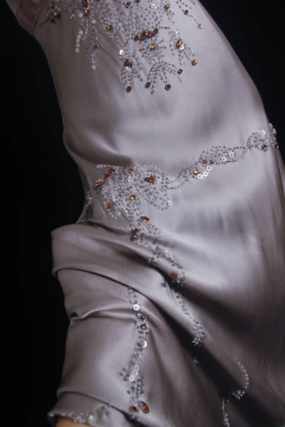Robe de bal vintage années 90, coupe sirène, bretelles spaghetti, gris argenté, longueur mi-longueur, référence AS015