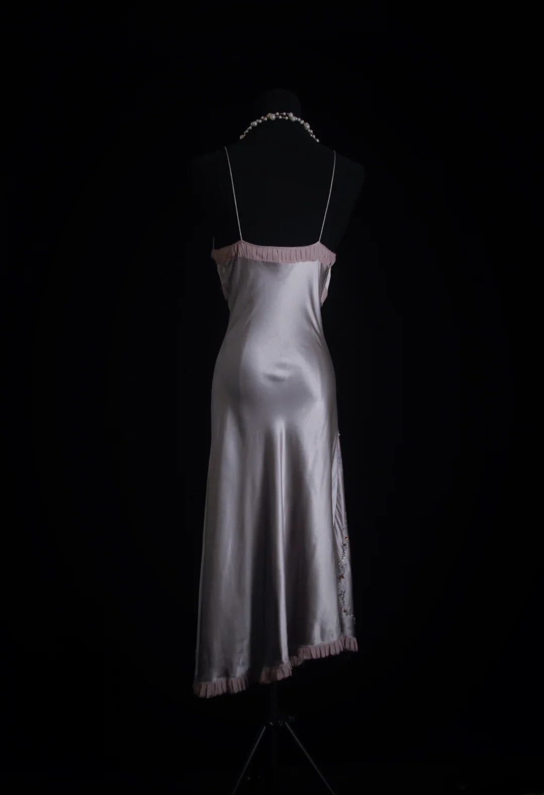 Robe de bal vintage années 90, coupe sirène, bretelles spaghetti, gris argenté, longueur mi-longueur, référence AS015