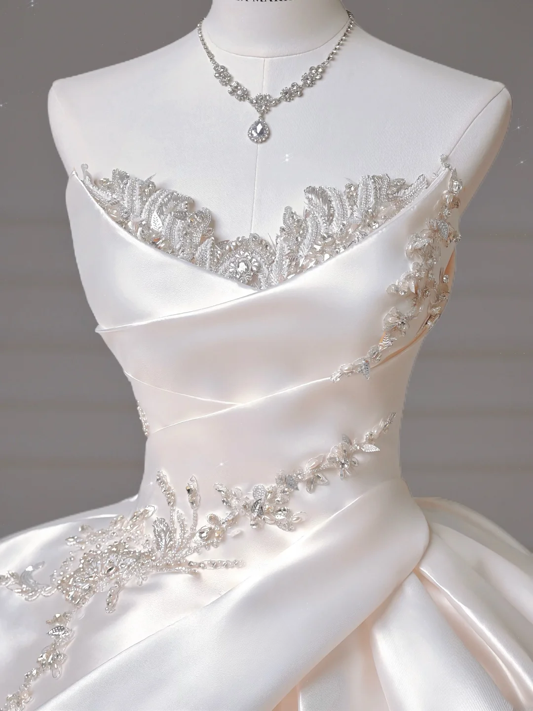 Prinzessinnen-Brautkleid, langes Ballkleid, herzförmig, plissiert, Satin, mit Perlen, weißes Brautkleid AQ016
