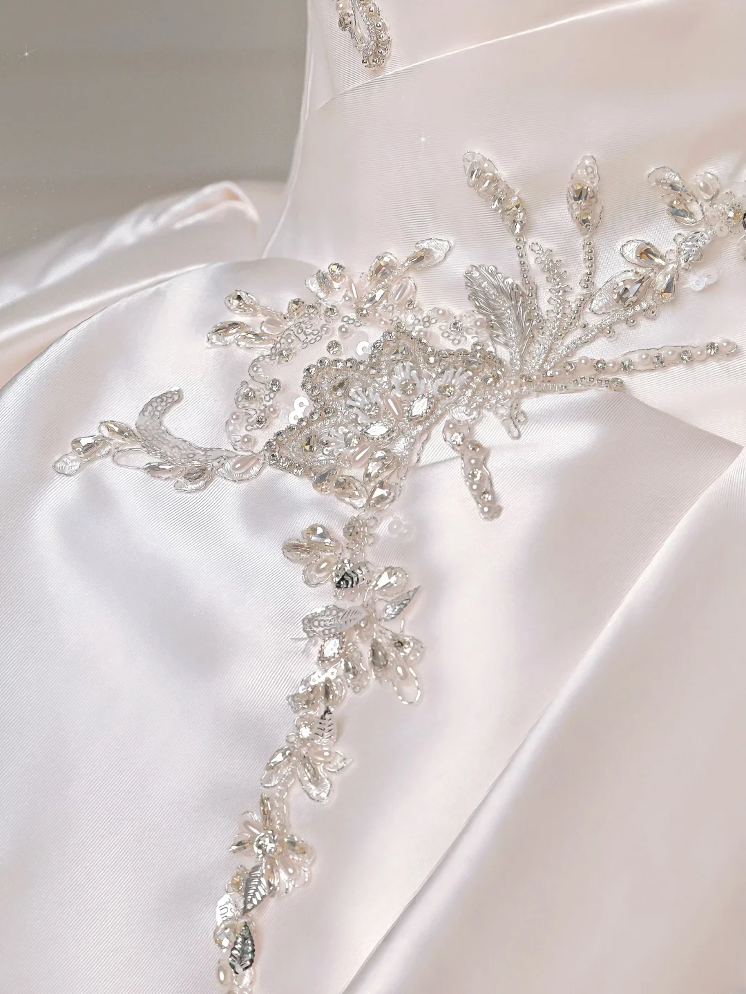Prinzessinnen-Brautkleid, langes Ballkleid, herzförmig, plissiert, Satin, mit Perlen, weißes Brautkleid AQ016