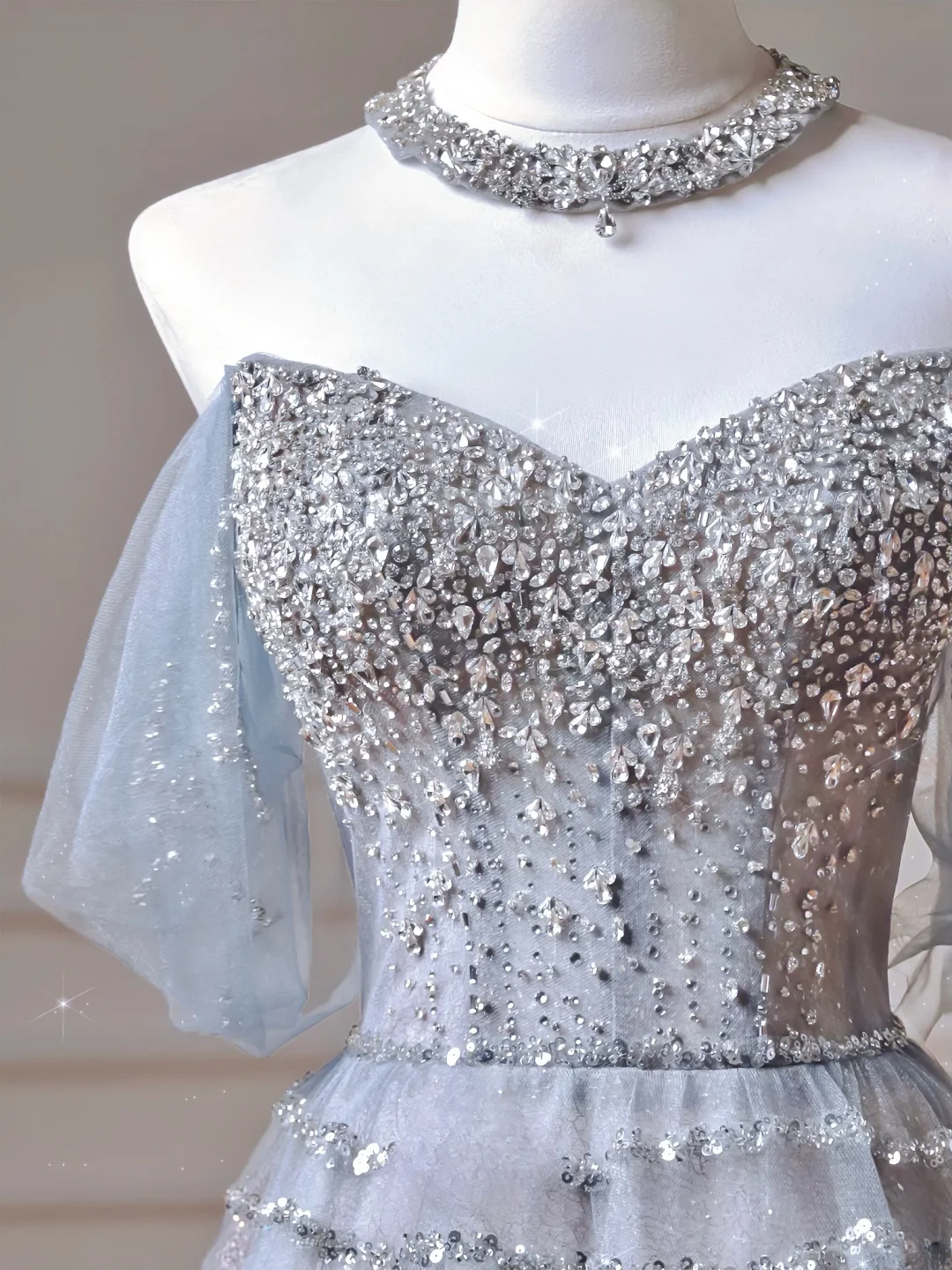 Robe de bal élégante et sobre, épaules dénudées, en tulle bleu clair. Inspiration robe longue de soirée pour adolescentes et lycéennes (AQ017).