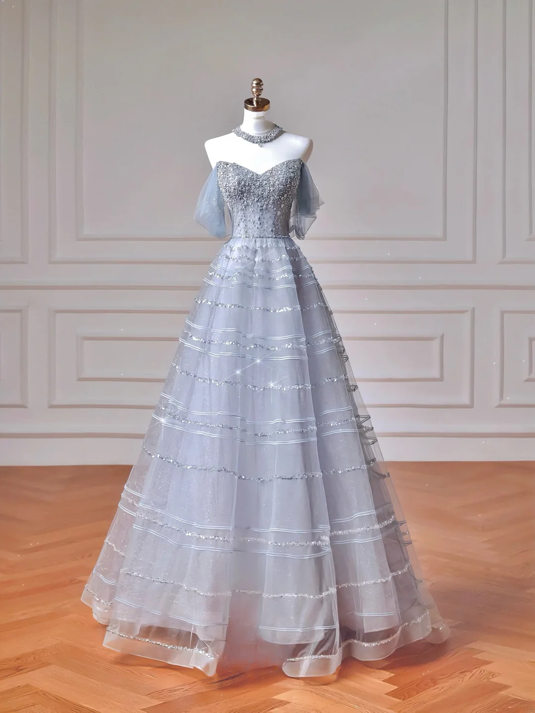 Robe de bal élégante et sobre, épaules dénudées, en tulle bleu clair. Inspiration robe longue de soirée pour adolescentes et lycéennes (AQ017).