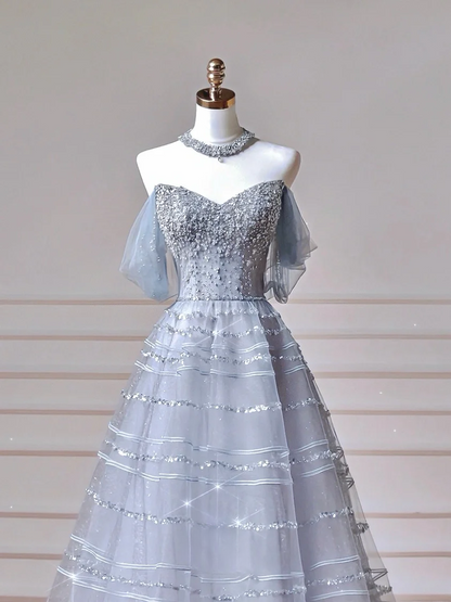 Robe de bal élégante et sobre, épaules dénudées, en tulle bleu clair. Inspiration robe longue de soirée pour adolescentes et lycéennes (AQ017).