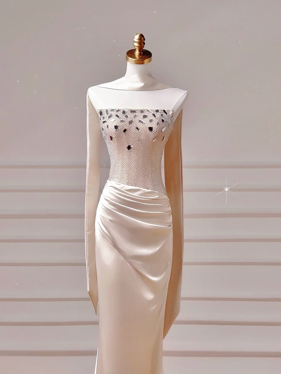 Elegantes, ästhetisches Meerjungfrauen-Kleid aus trägerlosem, rosafarbenem Satin mit plissiertem Schal – ein beeindruckendes, langes Partykleid für Teenager und Schülerinnen (AQ018).