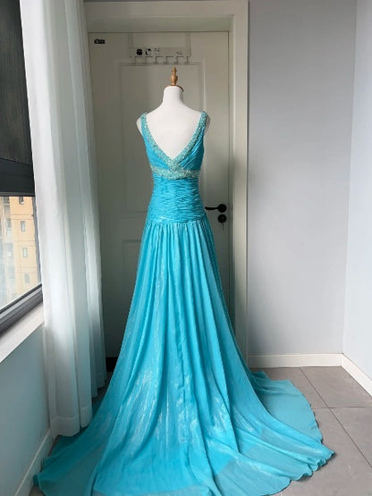 Blaues langes Abendkleid in A-Linie mit V-Ausschnitt aus gefaltetem Chiffon für schwarze Frauen RC0389