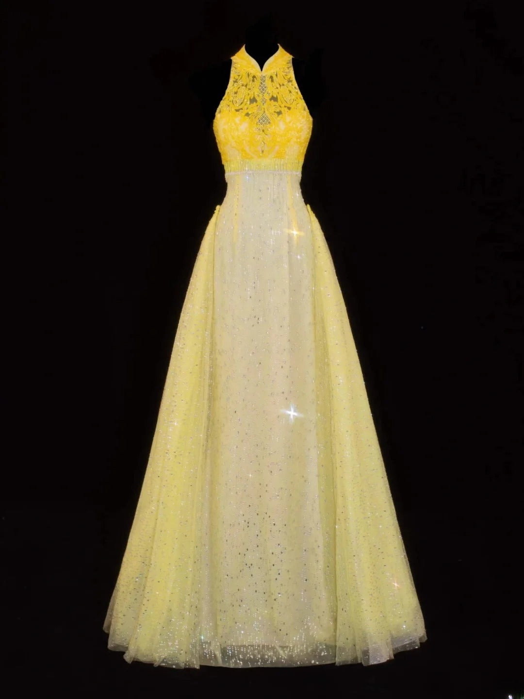 Robe de bal élégante et sobre, coupe sirène, col montant, dentelle jaune et traîne. Robe longue en mousseline de soie, idéale pour les soirées formelles (SA019).