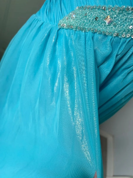 Blaues langes Abendkleid in A-Linie mit V-Ausschnitt aus gefaltetem Chiffon für schwarze Frauen RC0389