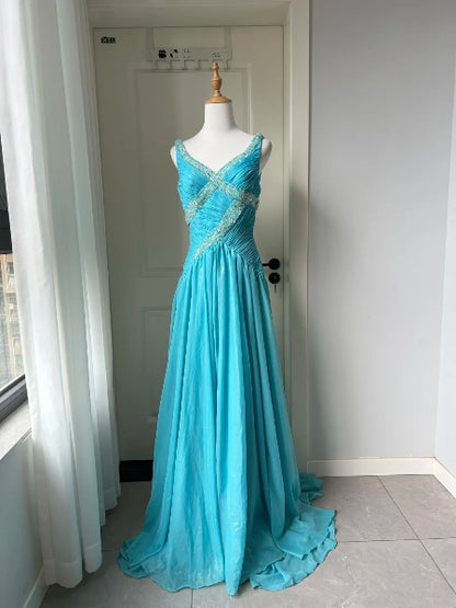 Blaues langes Abendkleid in A-Linie mit V-Ausschnitt aus gefaltetem Chiffon für schwarze Frauen RC0389