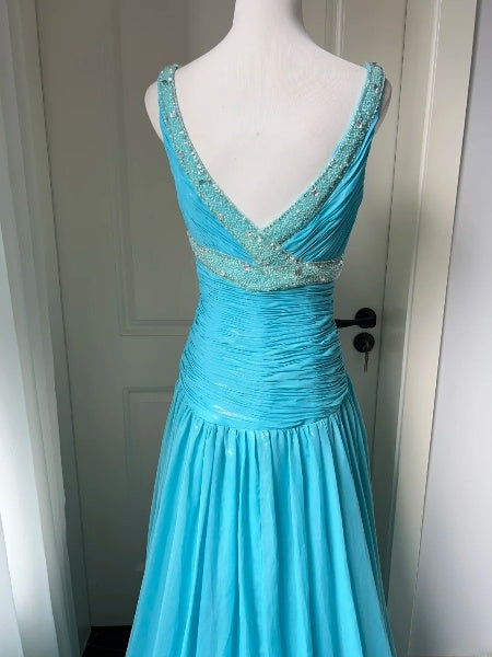 Blaues langes Abendkleid in A-Linie mit V-Ausschnitt aus gefaltetem Chiffon für schwarze Frauen RC0389