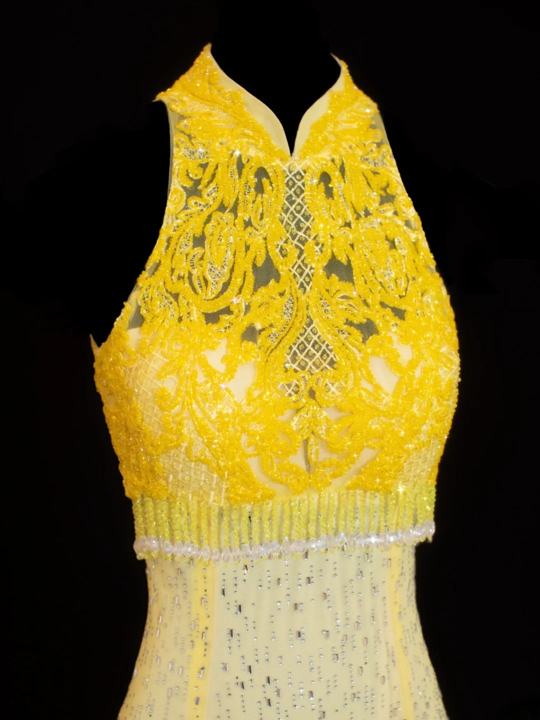 Robe de bal élégante et sobre, coupe sirène, col montant, dentelle jaune et traîne. Robe longue en mousseline de soie, idéale pour les soirées formelles (SA019).