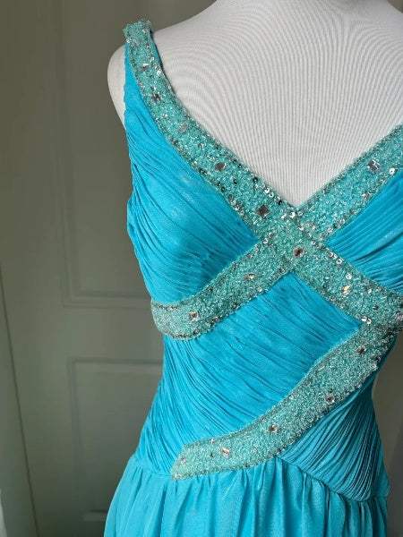 Blaues langes Abendkleid in A-Linie mit V-Ausschnitt aus gefaltetem Chiffon für schwarze Frauen RC0389