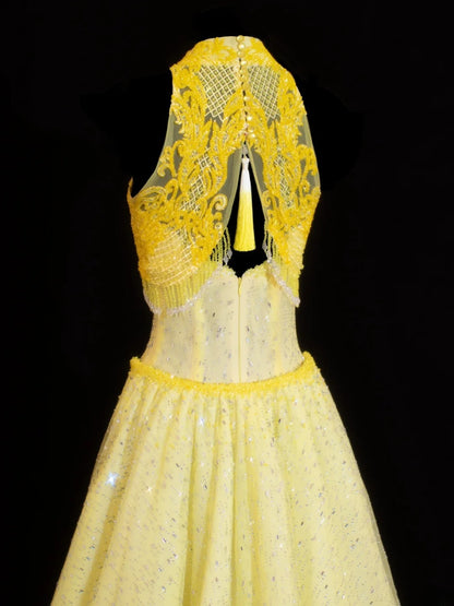 Robe de bal élégante et sobre, coupe sirène, col montant, dentelle jaune et traîne. Robe longue en mousseline de soie, idéale pour les soirées formelles (SA019).