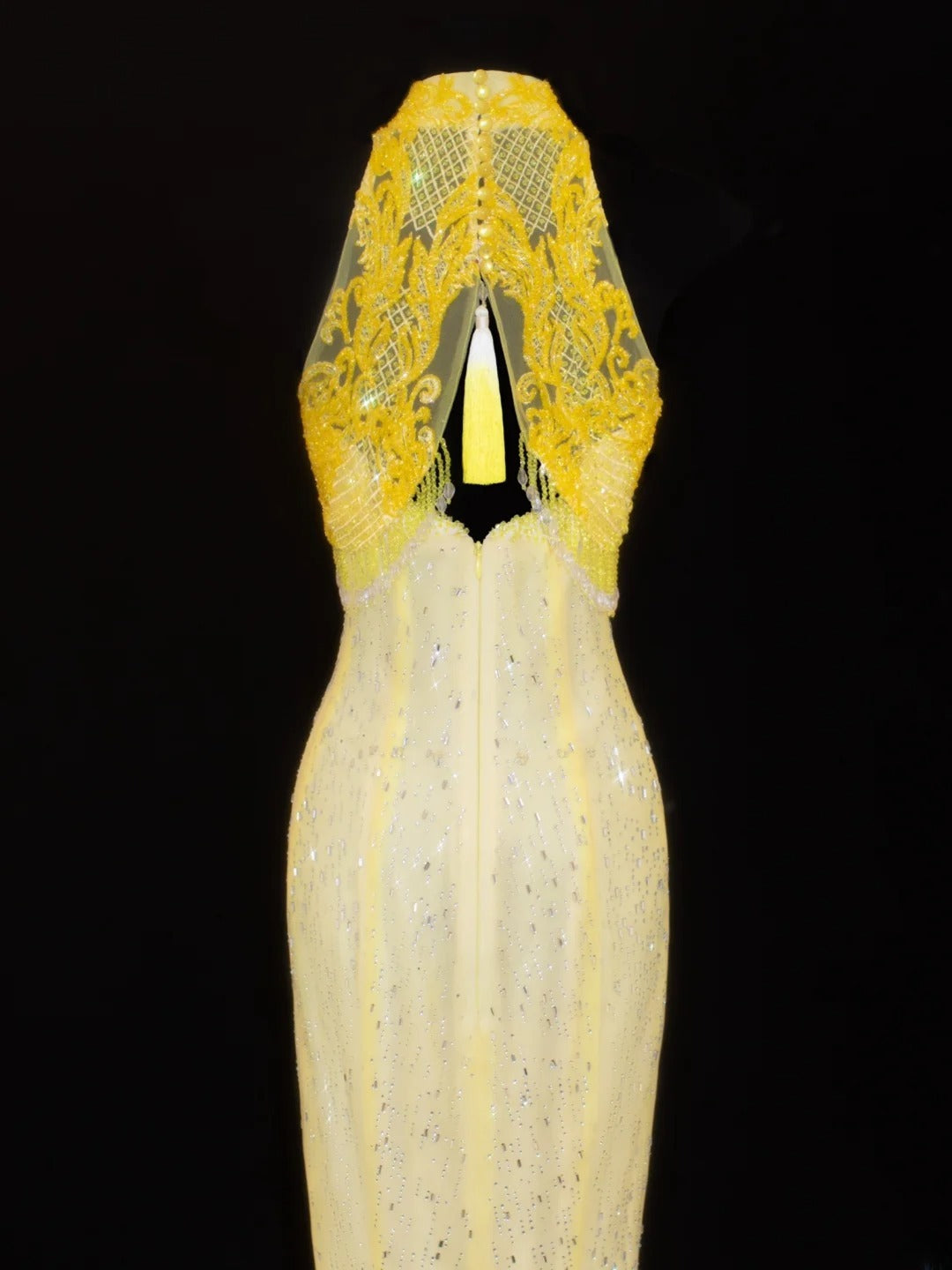 Robe de bal élégante et sobre, coupe sirène, col montant, dentelle jaune et traîne. Robe longue en mousseline de soie, idéale pour les soirées formelles (SA019).