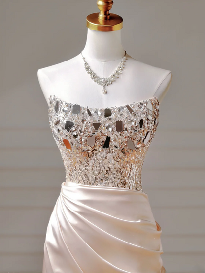 Elegantes, ästhetisches Meerjungfrauen-Kleid aus trägerlosem, rosafarbenem Satin mit plissierten Perlen und Schlitz – ein beeindruckendes, langes Partykleid für Teenager und Gymnasien (AQ020).