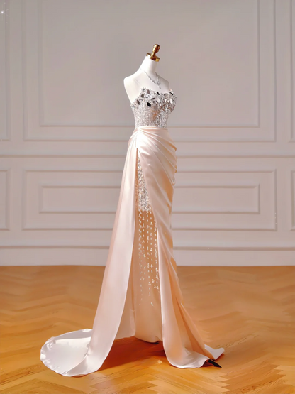 Elegantes, ästhetisches Meerjungfrauen-Kleid aus trägerlosem, rosafarbenem Satin mit plissierten Perlen und Schlitz – ein beeindruckendes, langes Partykleid für Teenager und Gymnasien (AQ020).