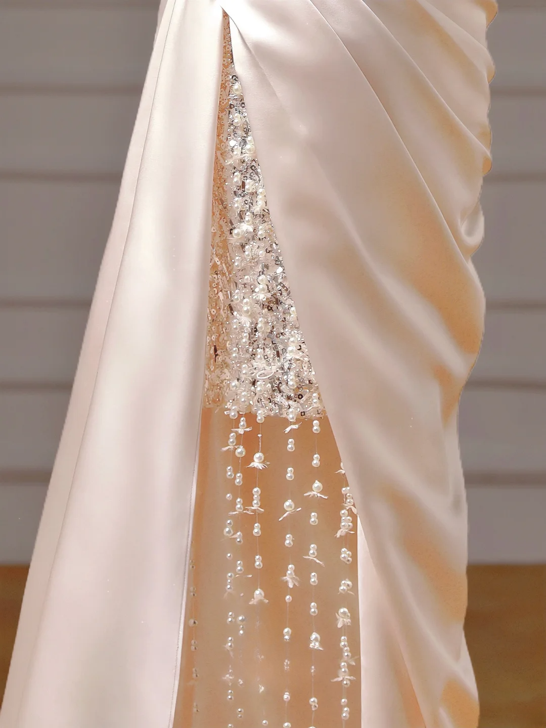 Elegantes, ästhetisches Meerjungfrauen-Kleid aus trägerlosem, rosafarbenem Satin mit plissierten Perlen und Schlitz – ein beeindruckendes, langes Partykleid für Teenager und Gymnasien (AQ020).