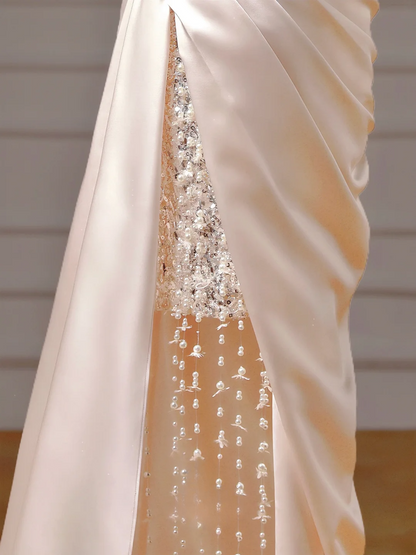 Elegantes, ästhetisches Meerjungfrauen-Kleid aus trägerlosem, rosafarbenem Satin mit plissierten Perlen und Schlitz – ein beeindruckendes, langes Partykleid für Teenager und Gymnasien (AQ020).