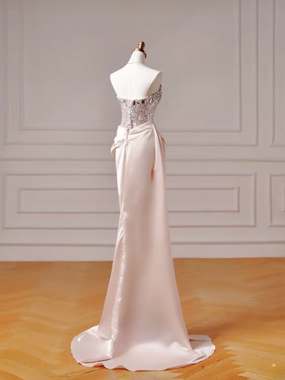 Elegantes, ästhetisches Meerjungfrauen-Kleid aus trägerlosem, rosafarbenem Satin mit plissierten Perlen und Schlitz – ein beeindruckendes, langes Partykleid für Teenager und Gymnasien (AQ020).