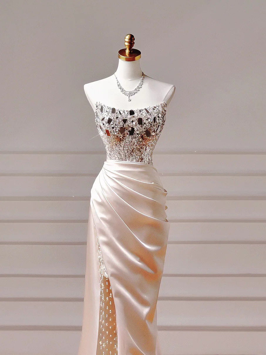 Elegantes, ästhetisches Meerjungfrauen-Kleid aus trägerlosem, rosafarbenem Satin mit plissierten Perlen und Schlitz – ein beeindruckendes, langes Partykleid für Teenager und Gymnasien (AQ020).