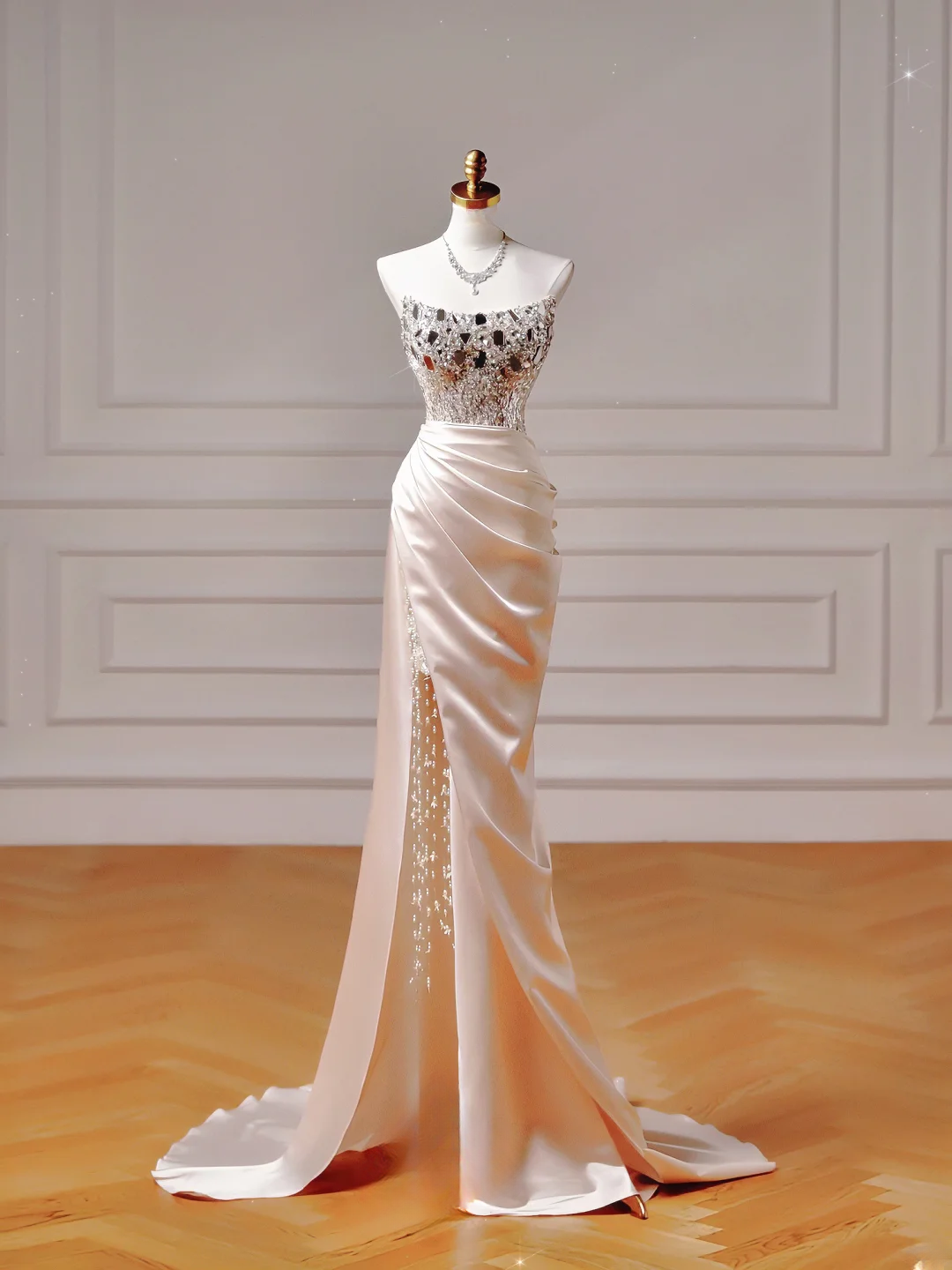Elegantes, ästhetisches Meerjungfrauen-Kleid aus trägerlosem, rosafarbenem Satin mit plissierten Perlen und Schlitz – ein beeindruckendes, langes Partykleid für Teenager und Gymnasien (AQ020).